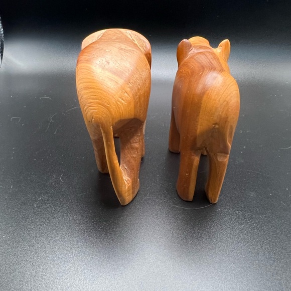 Vintage hand carved wooden elephant and hippo - Picture 9 of 10